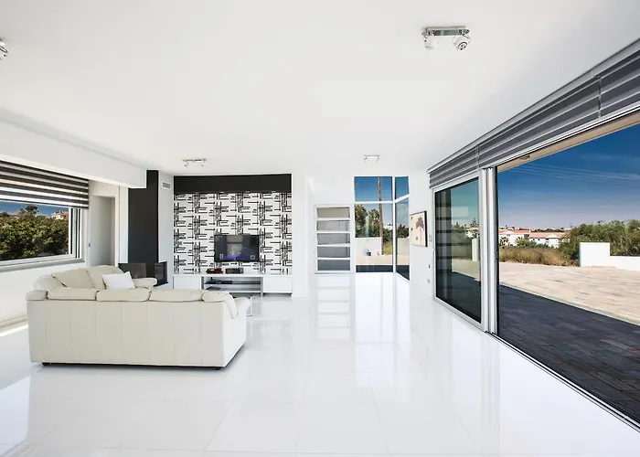 Marilia Villa Protaras