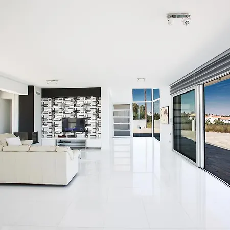 Marilia Villa Protaras